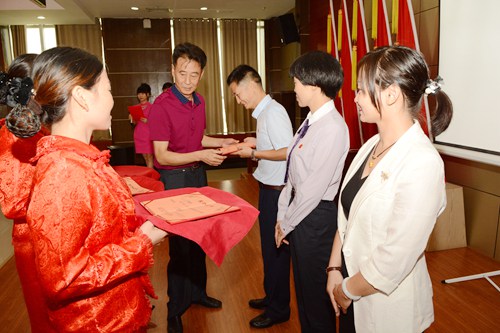 市城管局黨委副書記、常務(wù)副局長給獲獎選手頒獎.JPG