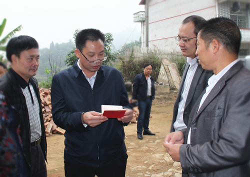 婁底市民政局黨組書(shū)記、局長(zhǎng)鄧志洪入戶(hù)核查救助資金打卡發(fā)放情況.jpg